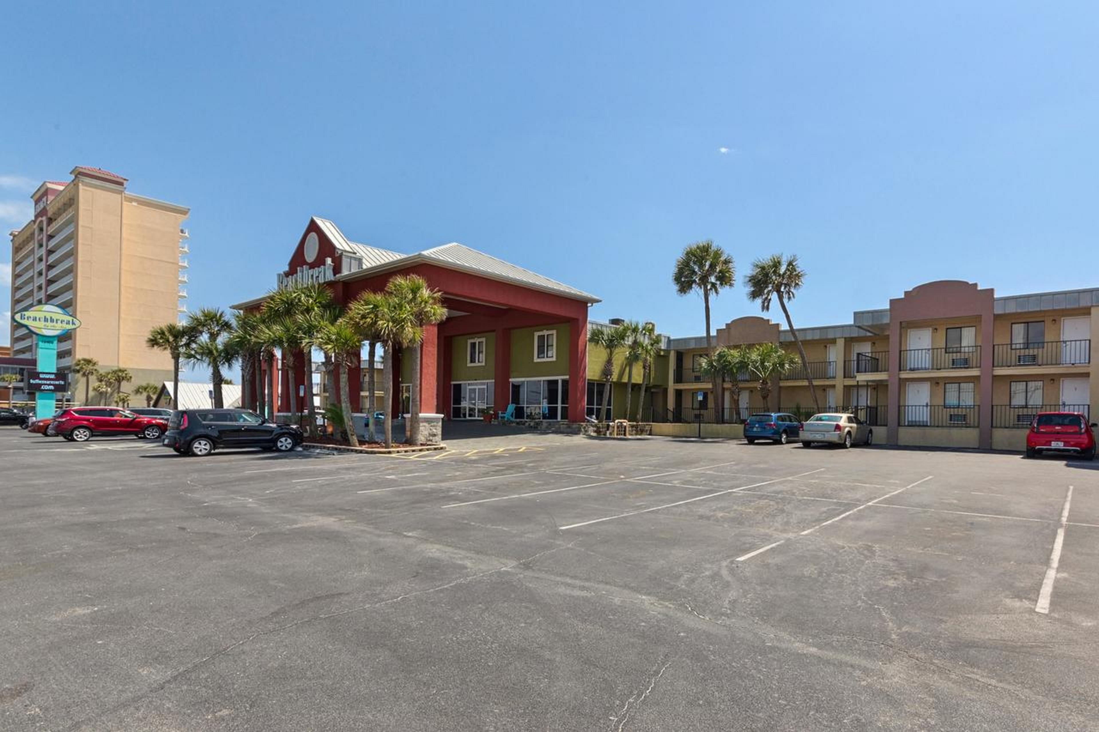 Ramada By Wyndham Panama City Beach / Beachfront Hotel Exterior photo