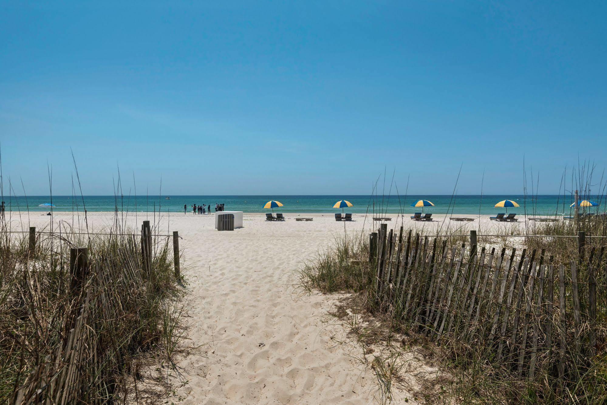 Ramada By Wyndham Panama City Beach / Beachfront Hotel Exterior photo